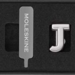 Przypinka MOLESKINE J, srebrna