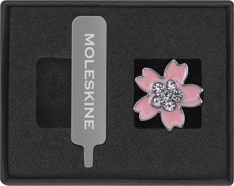 380638-396338-przypinka_moleskine_sakura_pin_crystal_flowe-800w Przypinka MOLESKINE Sakura Pin Crystal Flower 2025, różowa - obrazek 1